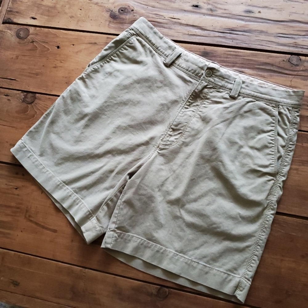 Tommy Bahama Men's Flat Front Khaki Shorts Size 33